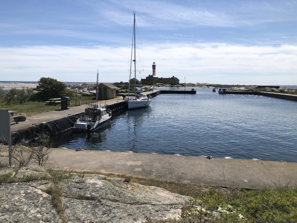 Båten vid kajen på Utklippan